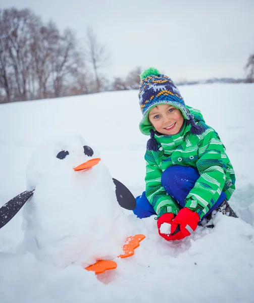 Pojke plaing i snön — Stockfoto