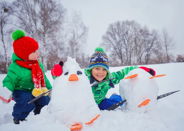 Мальчики ковыряются в снегу — стоковое фото