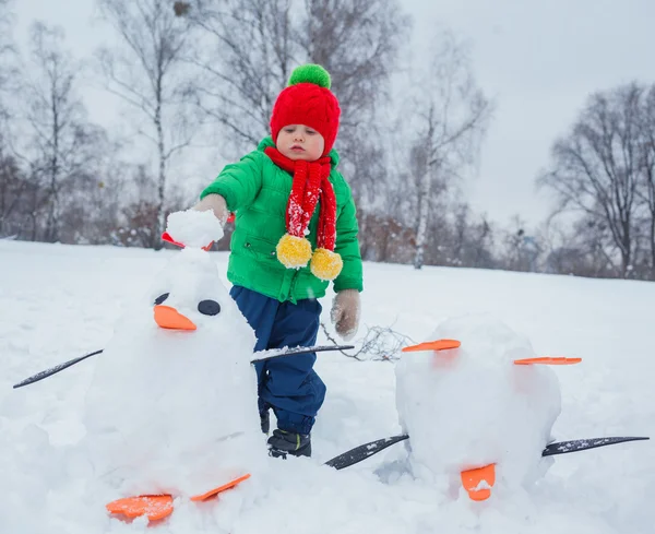 Pojke plaing i snön — Stockfoto