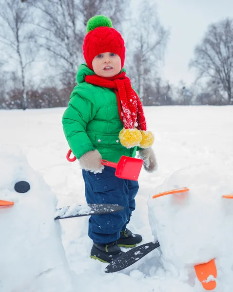 Мальчик, ковыляющий в снегу — стоковое фото