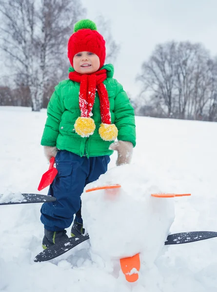 Ragazzo treccia nella neve — Foto Stock