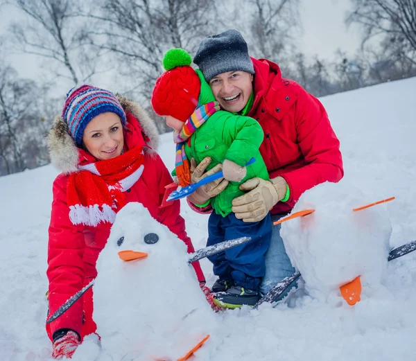 Familj spelar snö — Stockfoto