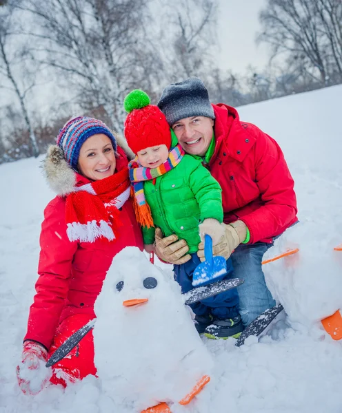 Familie spelen sneeuw — Stockfoto