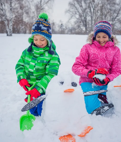 孩子们在雪地里订货 — 图库照片