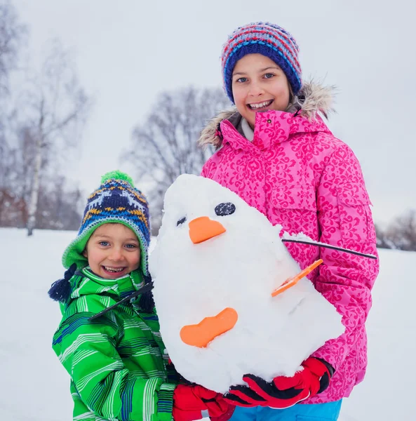 Kinder platzieren sich im Schnee — Stockfoto