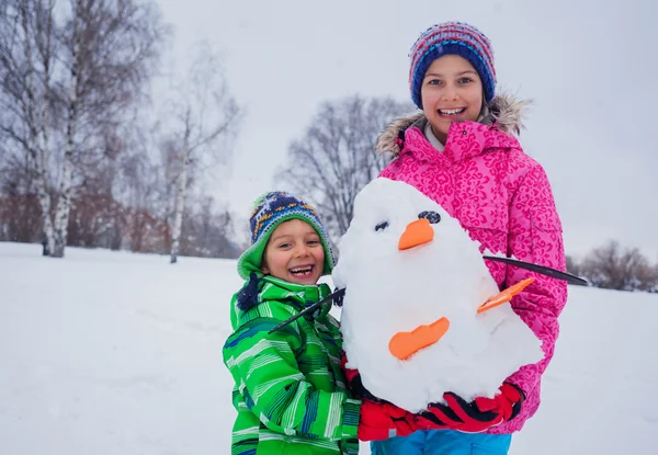 Plaing van de kinderen in de sneeuw — Stockfoto