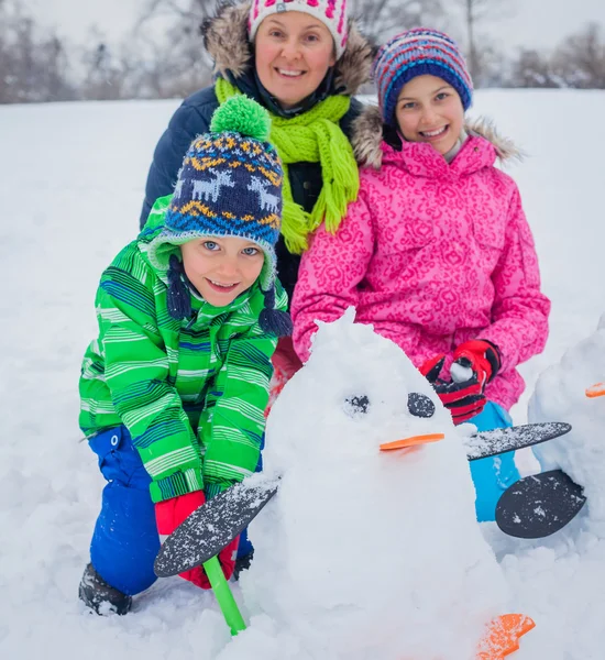 Barnen fiska i snön — Stockfoto