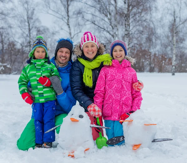 雪だるまと家族 — ストック写真
