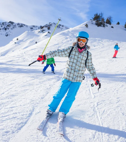 Flicka skidåkare i skidorten — Stockfoto