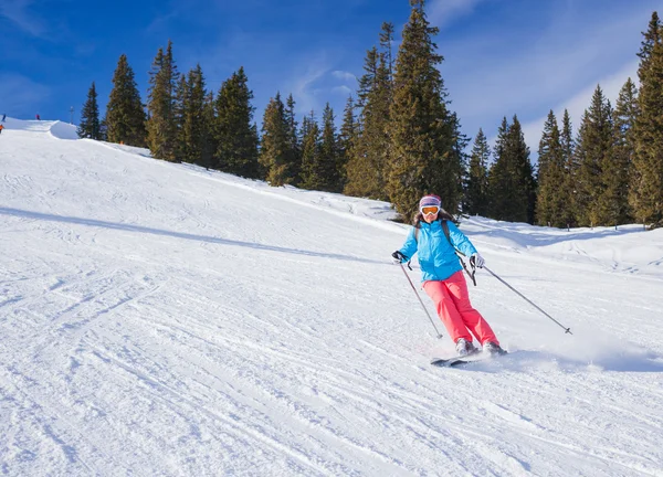 Kvinna på skida — Stockfoto