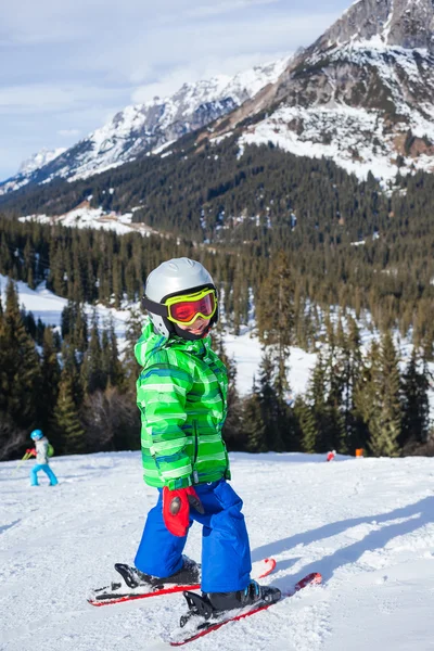 滑雪者在斜坡上的男孩 — 图库照片