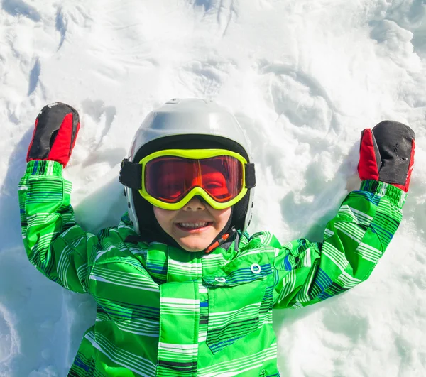 Skiër jongen op de helling — Stockfoto