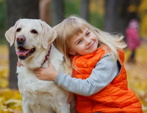 Mädchen mit ihrem Hund Labrador — Stockfoto