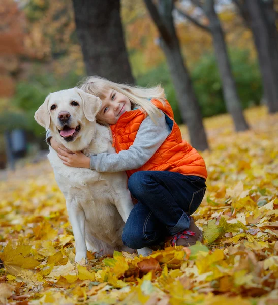 Mädchen mit ihrem Hund Labrador — Stockfoto