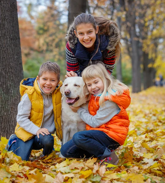 Onun köpek labrador çocuklarla — Stok fotoğraf