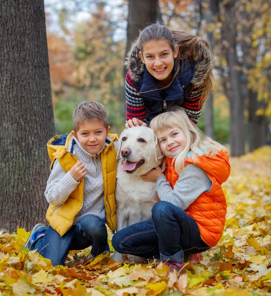 Onun köpek labrador çocuklarla — Stok fotoğraf