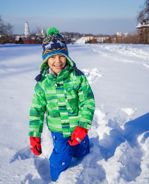 Мальчик, ковыляющий в снегу — стоковое фото