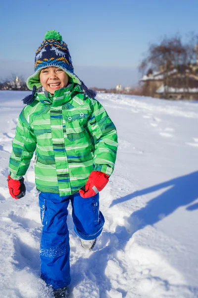 Junge platzt in den Schnee — Stockfoto