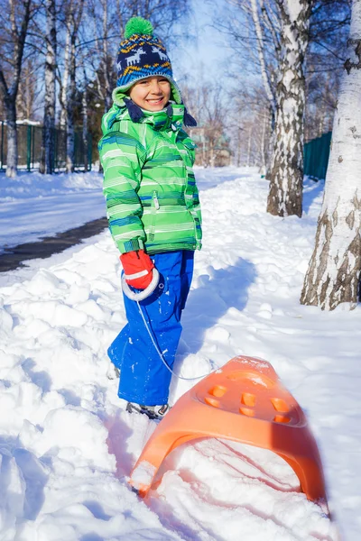 Garoto desfrutando de um passeio de trenó . — Fotografia de Stock