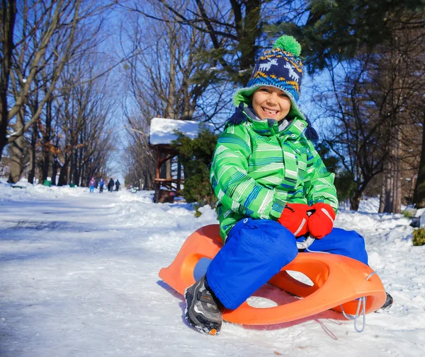 Boy enjoying a sleigh ride. — Stock Photo, Image