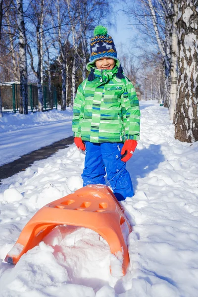 Boy enjoying a sleigh ride. — Stock Photo, Image