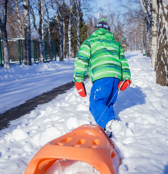 Junge genießt eine Schlittenfahrt. — Stockfoto