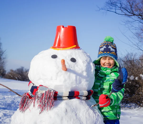 男孩让一个雪人 — 图库照片