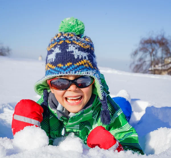 在雪地里的男孩订货 — 图库照片