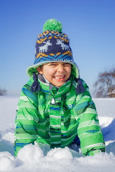 Pojke plaing i snön — Stockfoto