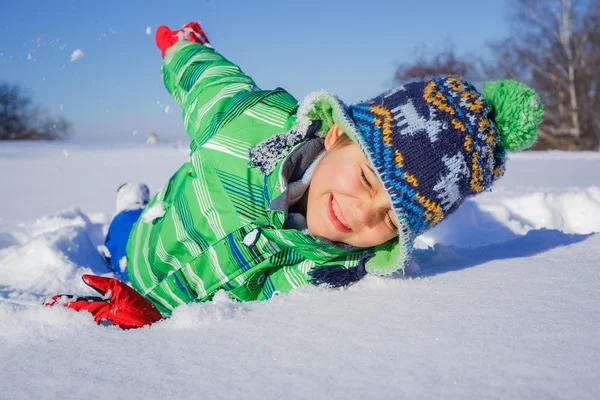 Pojke plaing i snön — Stockfoto