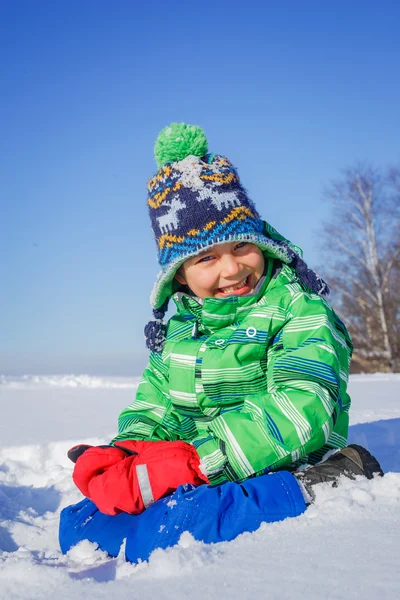 Хлопчик кладе на сніг — стокове фото