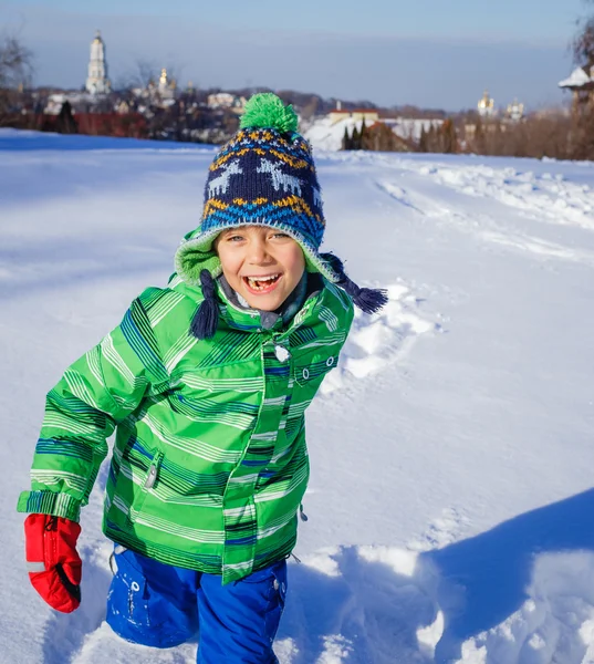 Junge platzt in den Schnee — Stockfoto