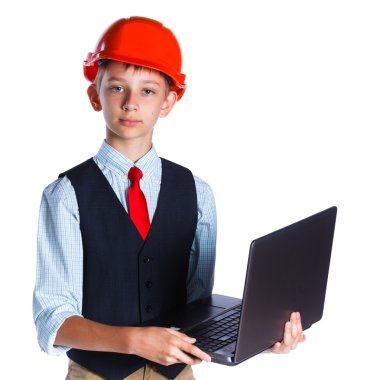 Kask içinde genç mimar