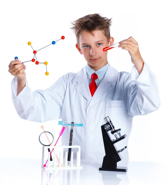 Jeune chimiste enthousiaste — Photo