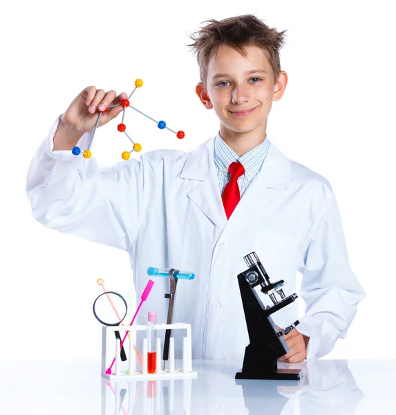 Junge begeisterte Chemikerin — Stockfoto