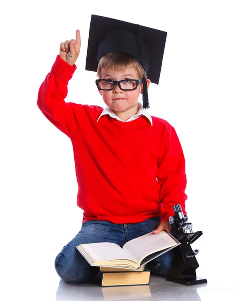 Kleiner Junge mit akademischem Hut — Stockfoto