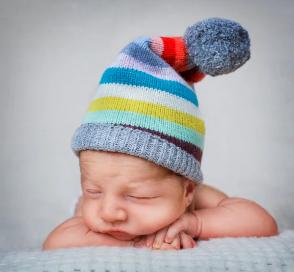 Bébé dans le chapeau — Photo