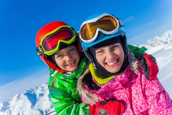 Barnen på ski resort — Stockfoto