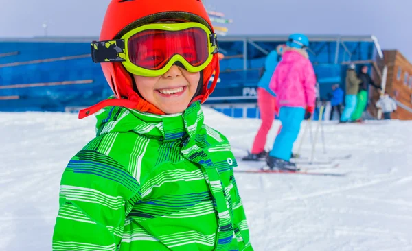 Niño esquiador feliz . —  Fotos de Stock