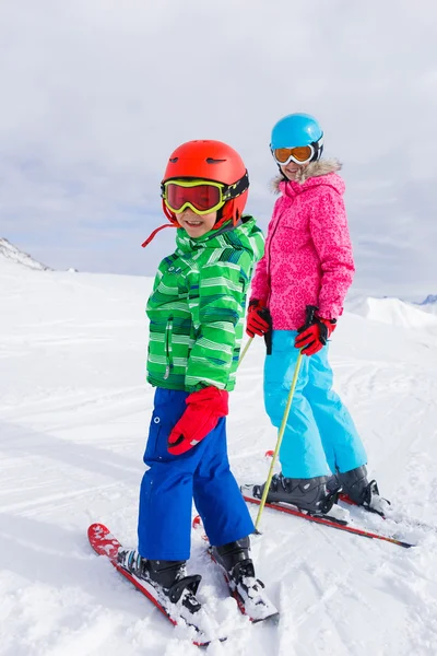 孩子们在滑雪胜地 — 图库照片