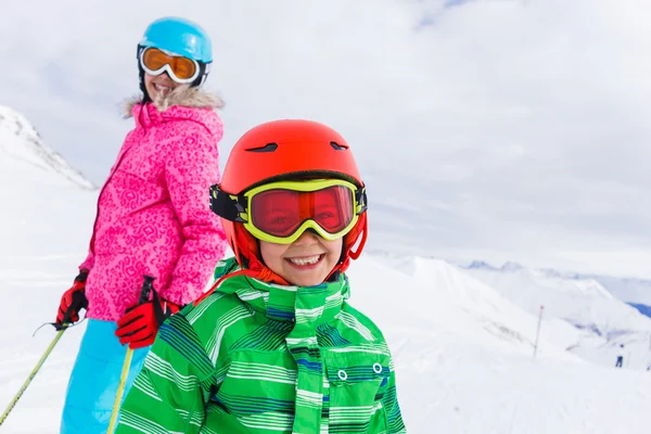 Niños en estación de esquí — Foto de Stock