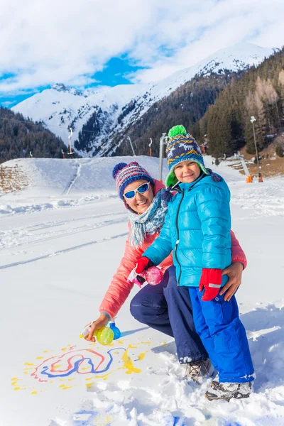 Familie platziert sich im Schnee — Stockfoto