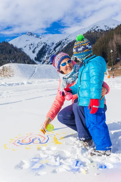 Familie platziert sich im Schnee — Stockfoto