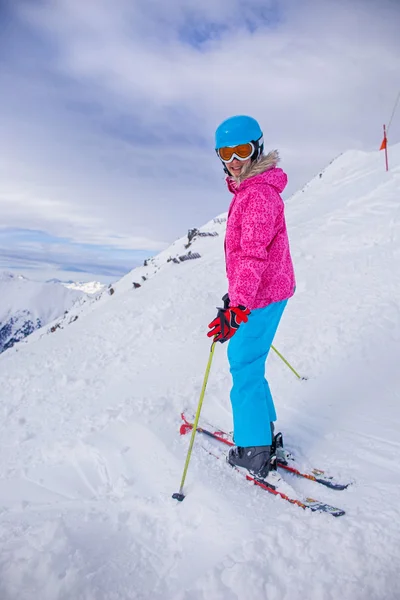 Lyžař dívka v zimním středisku — Stock fotografie