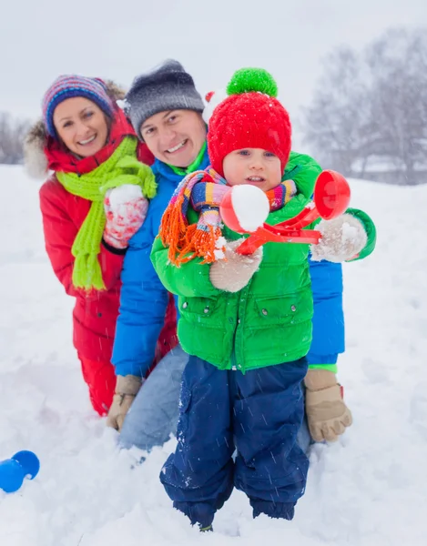 Família se divertindo na neve — Fotografia de Stock