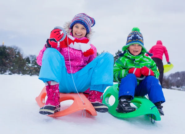 Niños felices en trineo — Foto de Stock