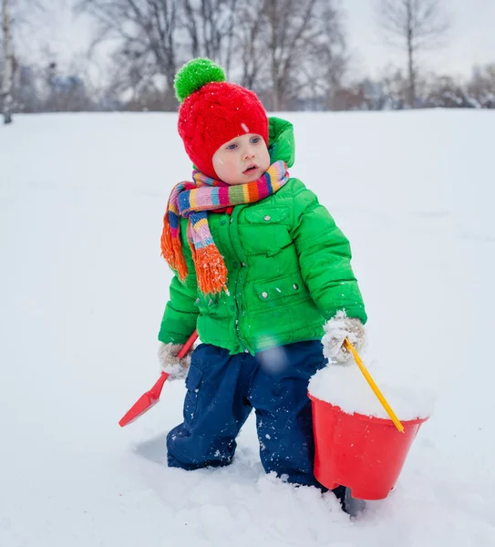 Jongen plaing in de sneeuw — Stockfoto