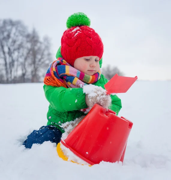 Junge platzt in den Schnee — Stockfoto