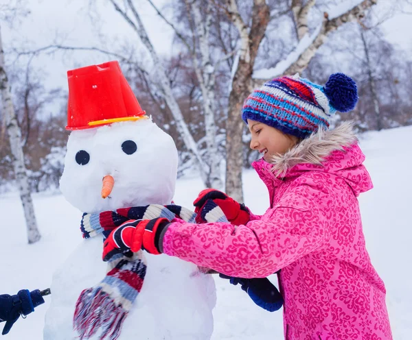 在雪地里的女孩订货 — 图库照片