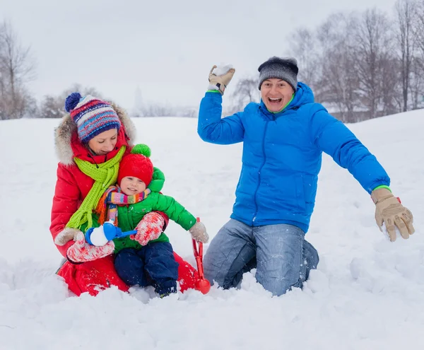 Famiglia divertendosi sulla neve — Foto Stock